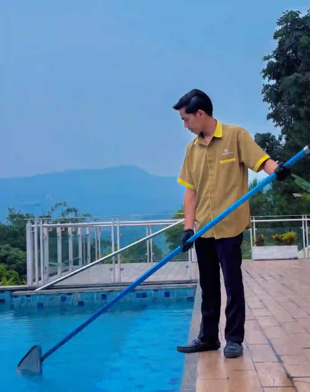 Layanan Pembersihan Kolam Renang Profesional